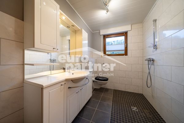 Badezimmer (EG)