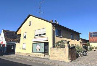 Südwestansicht des stattlichen Gebäudes im Ortskern