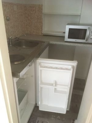 Küche mit Microwelle und Kühlschrank3