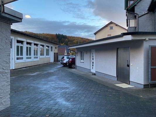 Hof mit Nebengebäude