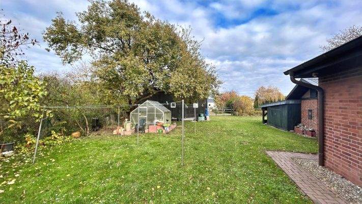 Grundstück mit Gewächshaus