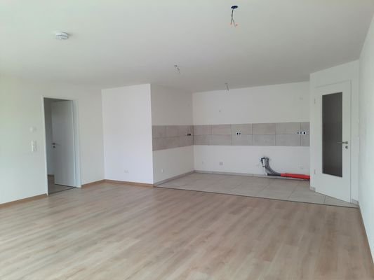 Wohnzimmer mit offener Küche 