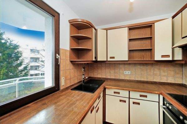 Küche mit Fenster und EBK