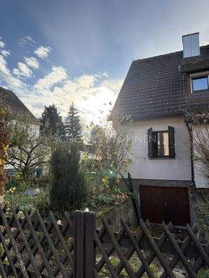  Außenansicht Haus  - Garagenzufahrt