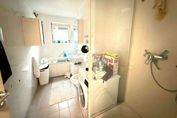 Tageslichtbad mit Wanne und Dusche