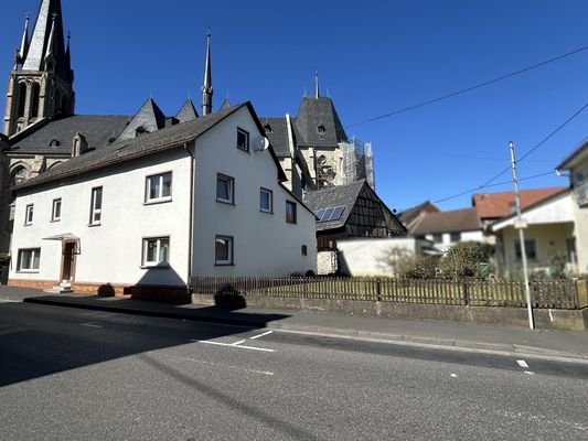 Straßenansicht und Garten