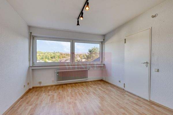 Zimmer mit Verbindung zur Garage im 1. UG