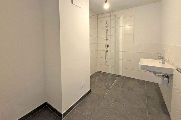 Das Badezimmer im zeitlosen weiß gehalten ... 