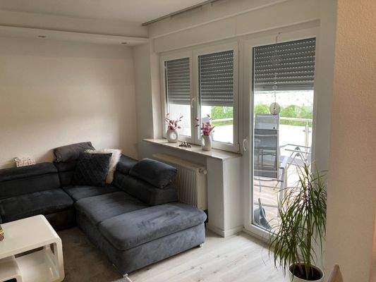 im Wohnen der Blick zur Loggia/Balkon ...