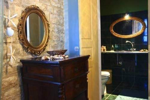 2 komplett ausgestattete Steinvillen mit schönen Gärten und 3 zusätzlichen Baurechten