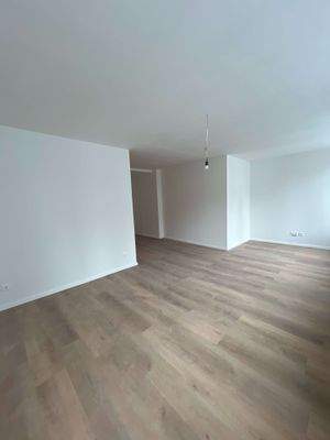 Wohnzimmer mit offener Küch...