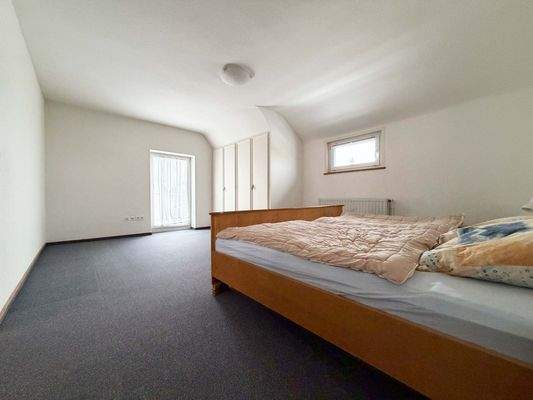 OG: Großes Schlafzimmer mit Sonnenbalkon
