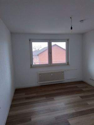 Leeres Zimmer mit Fenster