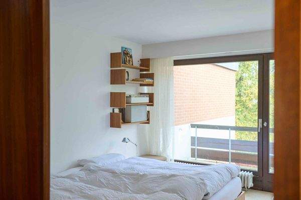 Schlafzimmer Eltern mit Blick zum Balkon