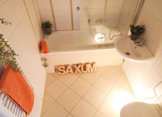 Bad mit Wanne und Duschabtrennung