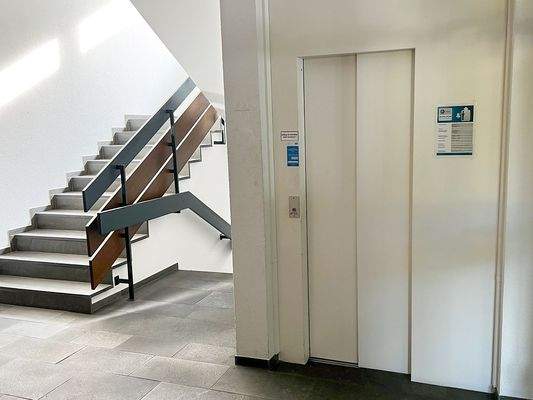Treppenhaus mit Aufzug
