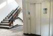 Treppenhaus mit Aufzug