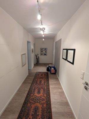 Flur mit Teppich und Kunstwerken