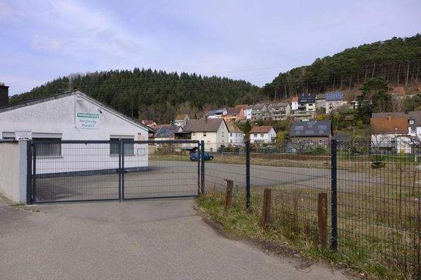 Einfahrt auf das Gelände