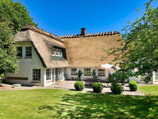 Blick auf die Rückseite des Reetdachhauses