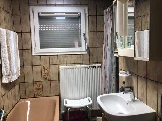 Bad mit Dusche und Badewanne