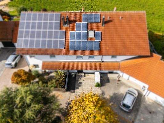 Frontansicht mit PV-Anlage