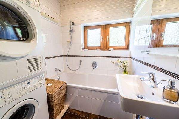 Badezimmer mit Badewanne im Anbau