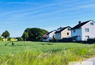 Blick über's Feld zum Haus