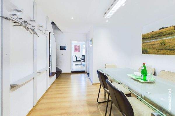 Besprechungsbereich und Flur