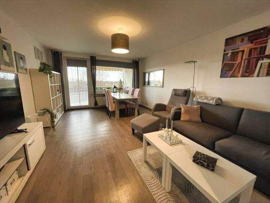 Wohnzimmer mit Zugang auf den Balkon