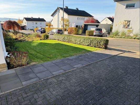 Vorgarten mit Eingang und Stellplatz