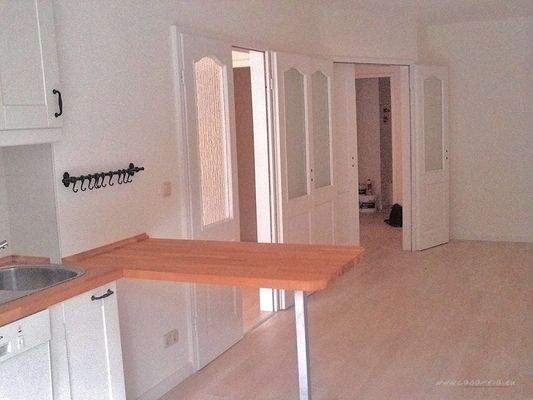 Wohnzimmer mit offener Küche