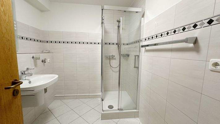 Modernes Badezimmer mit Dusche