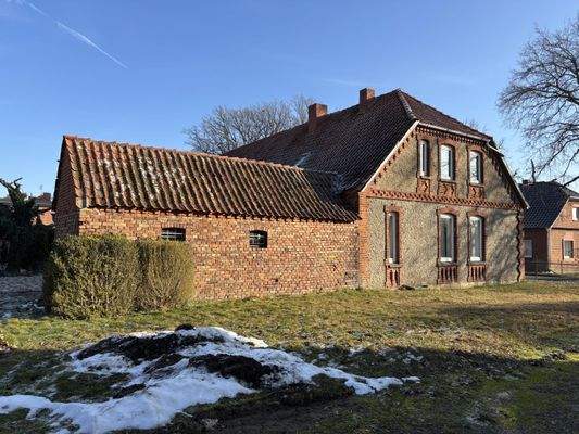 Außenansicht Nebengebäude und Haupthaus