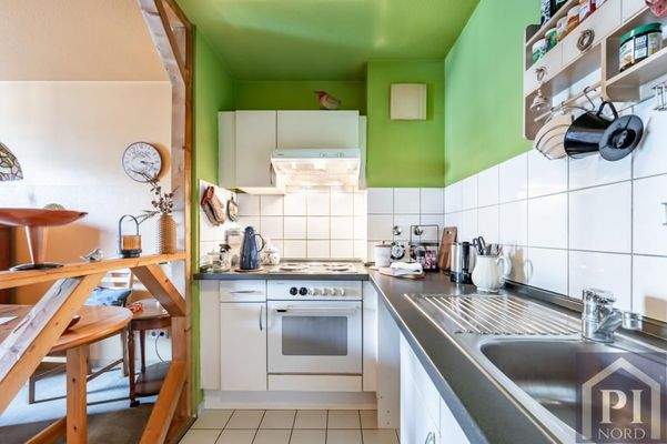 Offene Küche mit Holzrahmen als Raumteiler