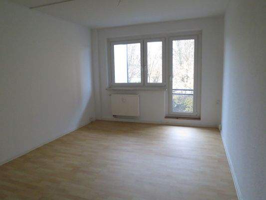 Wohnzimmer mit Balkon (Muster)