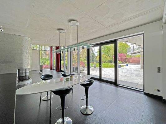 Wohn- und Essbereich mit Blick auf die Terrasse