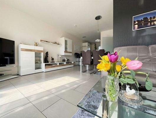 Wohnzimmer mit offener Küche