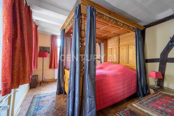 1. OG Schlafzimmer mit Himmelbett