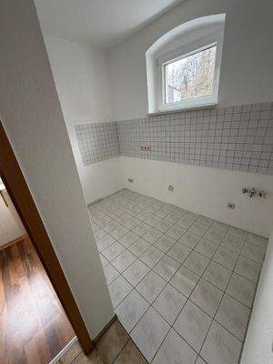 Leere Küche mit Fliesenboden