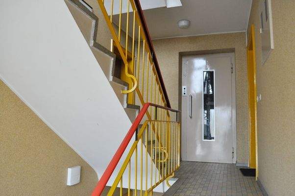 Treppenhaus mit Fahrstuhl