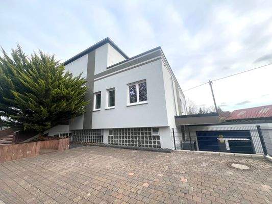 Hausansicht mit KFZ-Stellplätze