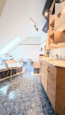 Badezimmer mit Badewanne und Dusche