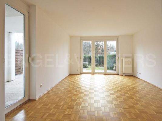 Offener Wohn-/ Essbereich mit Blick ins Grüne