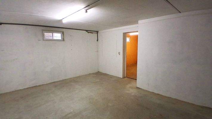 Keller - Blick in eins der Räme (Zimmer).jpg