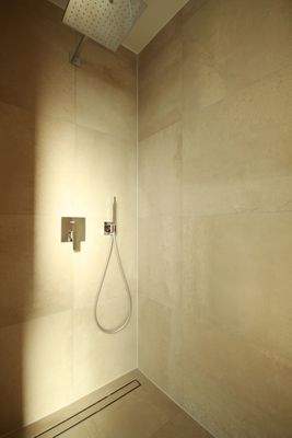ebenerdige Dusche mit Unterputzarmaturen