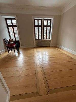 Wohnzimmer mit Balkon