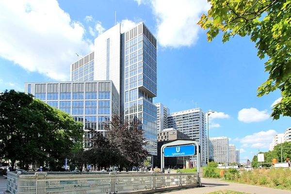 Blick von der U-Bahnstation zum Haus im Sommer