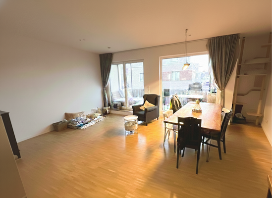  Wohn-/Essbereich mit offener Küche & Balkonzugang_1