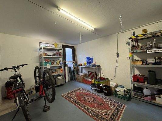 Kellerraum mit Zugang zum Garten